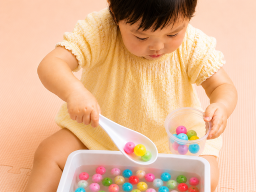 子どもが遊んでる画像