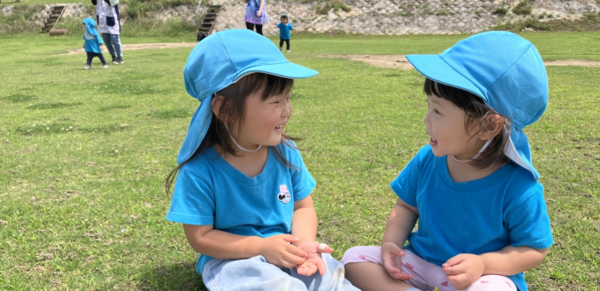 子どもが二人で笑っている写真